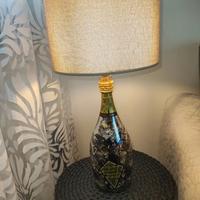 Lampada realizzata con bottiglie
