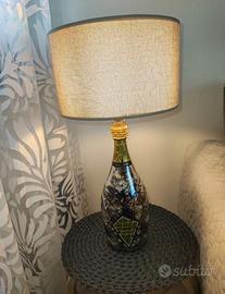 Lampada realizzata con bottiglie