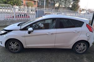 FORD Fiesta 6ª serie - 2014 incidentata frontale