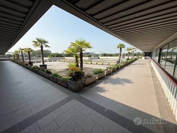 UFFICIO DI 180MQ FRONTE STRADA OVEST