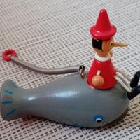 Balena e Pinocchio in legno con molla