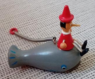 Balena e Pinocchio in legno con molla