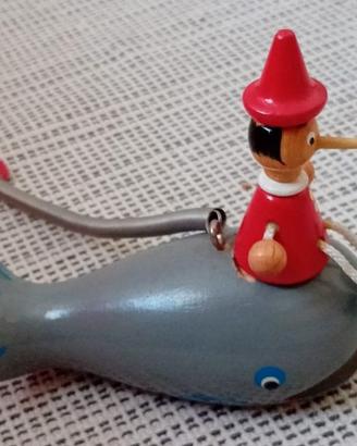 Balena e Pinocchio in legno con molla