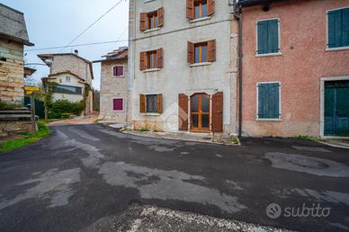 CASA DI CORTE A BOSCO CHIESANUOVA