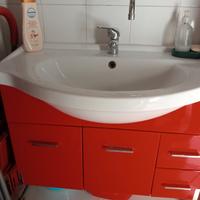 lavello rosso lucido sospeso.