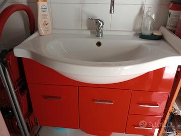 lavello rosso lucido sospeso.