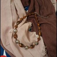Pashmina e collana di bigiotteria marroni 