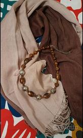 Pashmina e collana di bigiotteria marroni 