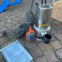 Pompa ad immersione con manichetta acqua inclusa