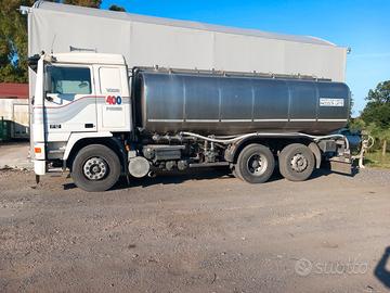 Veicolo volvo cisterna