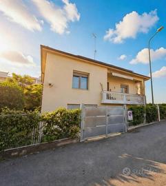 Villa di 135 m² con 4 locali e box auto a Asti