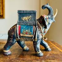 Elefante decorativo in metallo con ricchi dettagli