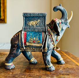 Elefante decorativo in metallo con ricchi dettagli