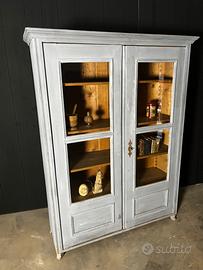 Vetrina vintage in legno, restaurata e traformata.