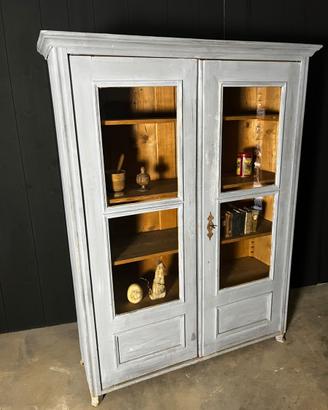 Vetrina vintage in legno, restaurata e traformata.