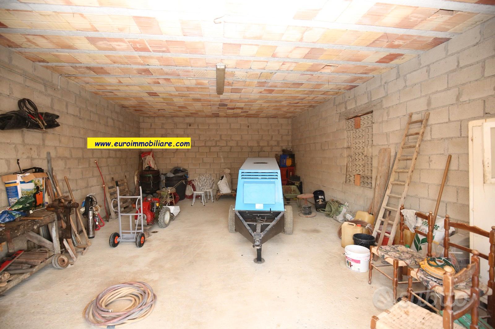3 garage con 1 ettaro di terreno - Vista 3