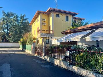 VILLA DI DUE ABITAZIONI E AREA PRIVATA IN CENTRO P