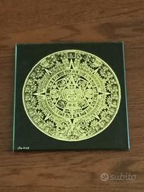 Calendario azteco in oro su vetro