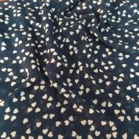 Stoffa in viscosa blu scuro con cuori