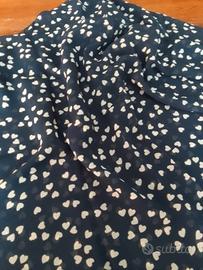Stoffa in viscosa blu scuro con cuori