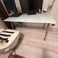 Scrivania in vetro acidato