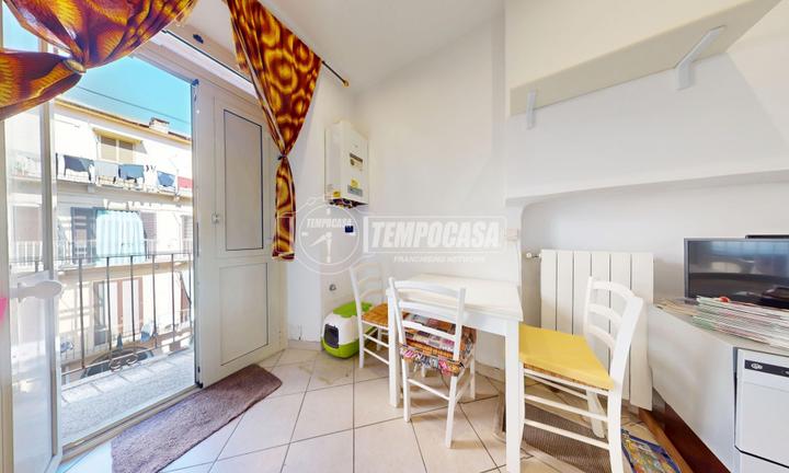 GRAZIOSO BILOCALE DOPPIA ESPOSIZIONE LIBERO DA APR