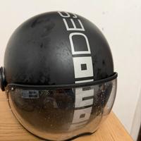 Casco Momo Design nero con occhiali da sole perfet