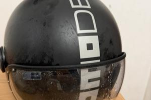 Casco Momo Design nero con occhiali da sole perfet