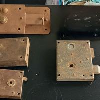 Lotto di quattro serrature antiche, senza chiavi