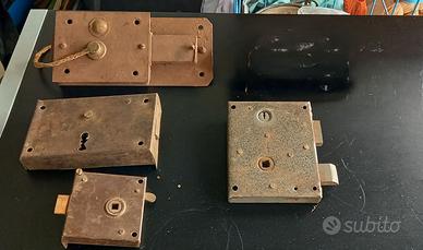 Lotto di quattro serrature antiche, senza chiavi