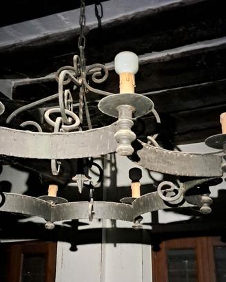 Lampadario in ferro battuto