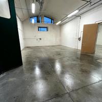 Locale laboratorio / magazzino con ufficio