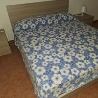 Letto doppia piazza - doghe in legno - comodini