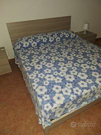 Letto doppia piazza - doghe in legno - comodini