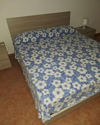 Letto doppia piazza - doghe in legno - comodini