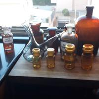 Alambicchi e bottiglie farmaceutiche