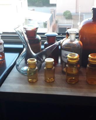 Alambicchi e bottiglie farmaceutiche
