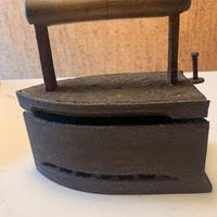 Antico ferro da stiro in ghisa e legno