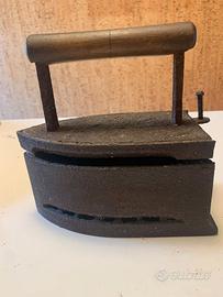 Antico ferro da stiro in ghisa e legno