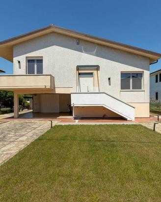 Villa di 197 m² con 5 locali e box auto a Cascina