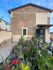 Casa indipendente con giardino