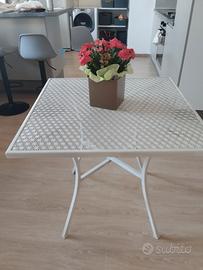 Tavolo in metallo bianco  da giardino/esterno 