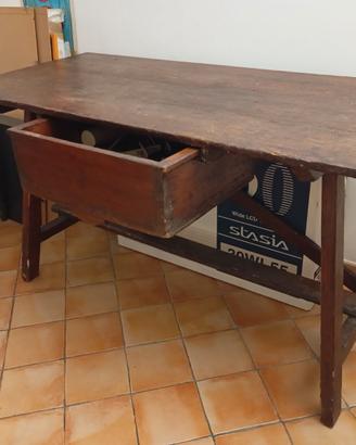 Antico tavolo fratino con gambe “a capretta”