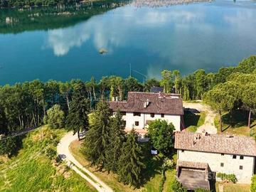 Rustico / Casale di 420 m² con più di 5 locali e b