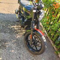 Royal Enfield Guerrilla 450 con accessori 