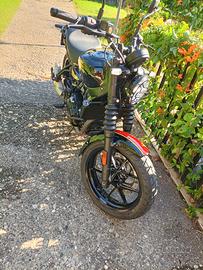 Royal Enfield Guerrilla 450 con accessori 