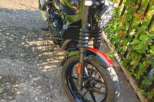 Royal Enfield Guerrilla 450 con accessori 