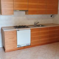 cucina in legno di betulla  colore ciliegio. 