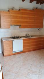 cucina in legno di betulla  colore ciliegio. 