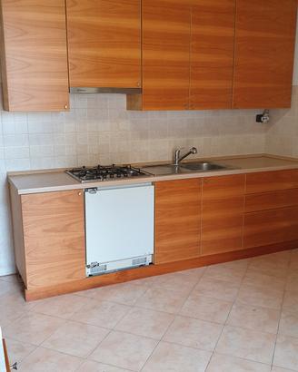 cucina in legno di betulla  colore ciliegio. 